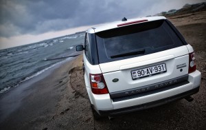 Download BeachTime Range Rover Car HdWallpaper