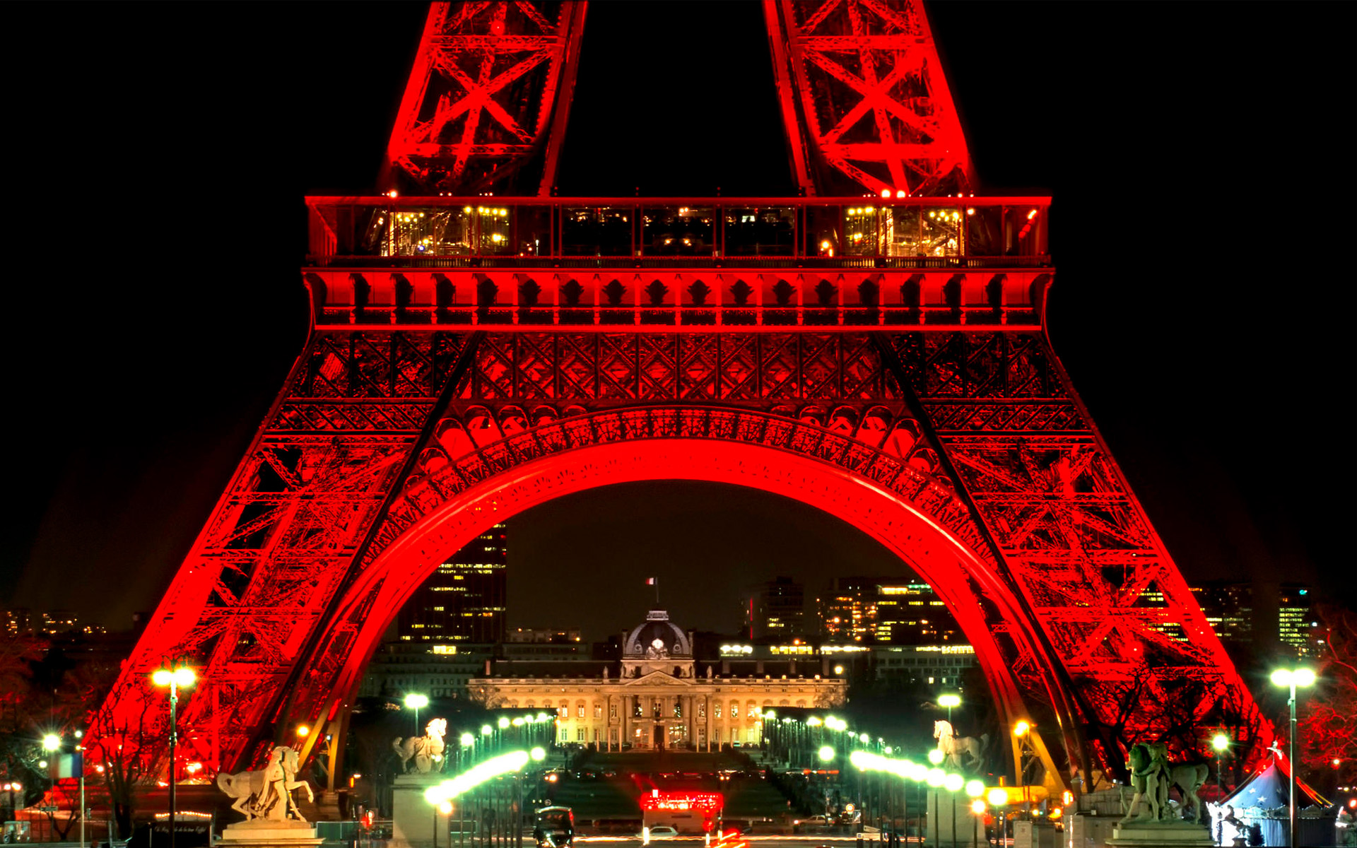 eiffel-tower-at-night-Pictures download